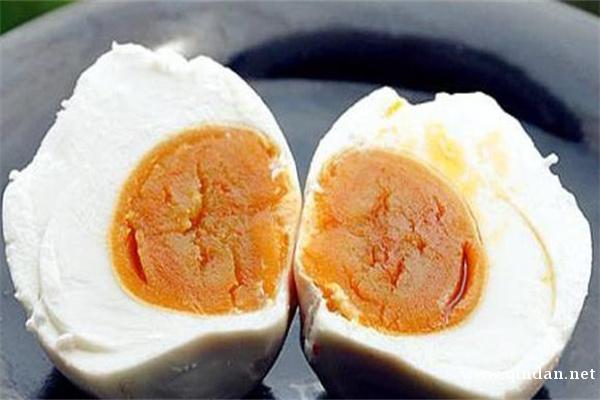 咸鸭蛋怎么吃不会太咸？