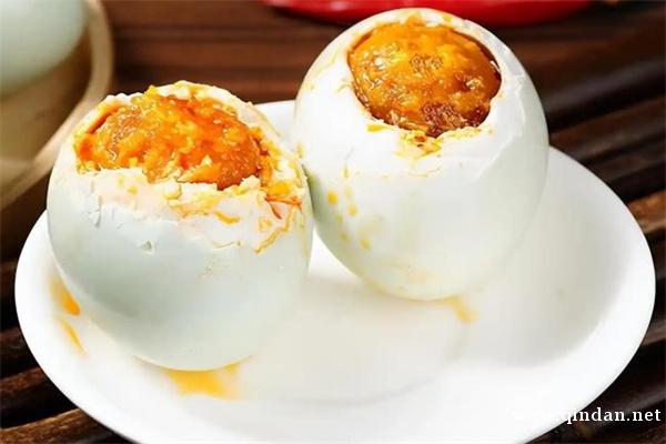 咸鸭蛋的功效与作用 吃咸鸭蛋的好处